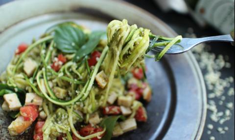 Рецепта на деня: Спагети от тиквички с домашно песто - 1
