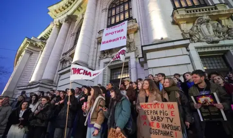 Протестиращите пред Софийския университет "Св. Климент Охридски" тръгнаха на шествие към площад "Независимост" - 1