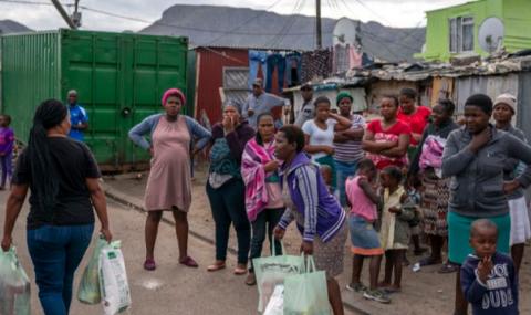 Бедни плячкосват магазини за храни и алкохол в Южна Африка - 1