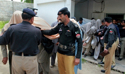 Въоръжени откриха стрелба пред пакистанско училище - 1