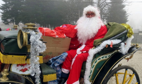 Вместо с шейна, Дядо Коледа пристигна в село Сокол с файтон - 1