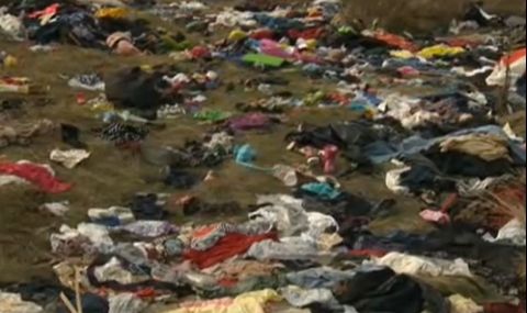 Кой и защо изхвърли купчини дрехи близо до приюта на отец Иван в Нови хан - 1