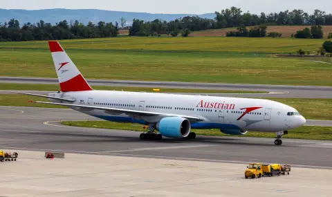 Самолет на Австрийските авиолинии "Еърбъс" A320-200 попадна в силна гръмотевична буря - 1