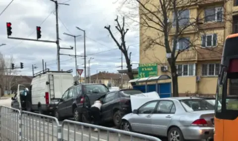 Голяма верижна катастрофа на светофар в София - 1