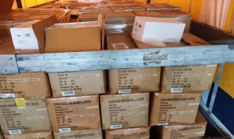 Митничари задържаха на МП "Калотина" над 44 000 опаковки недекларирани хранителни добавки и гелове - 1