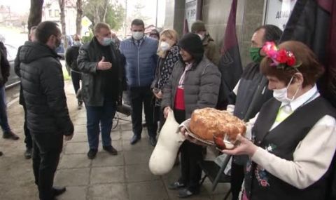 Посрещнаха с хляб и сол Ернестина Шинова и Красимир Каракачанов в Девня и Провадия - 1