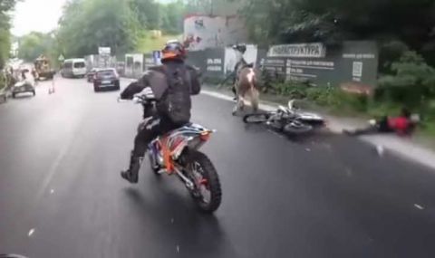 Странен пътен инцидент с мотоциклети и... кон (ВИДЕО) - 1