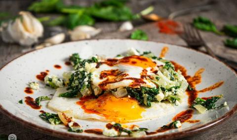 Рецепта на деня: Яйца върху канапе от спанак - 1