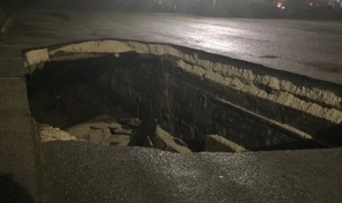 Огромна дупка зейна на паркинг в Шефилд - 1