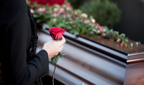 "Покойница" почука по ковчега на собственото си погребение (ВИДЕО) - 1