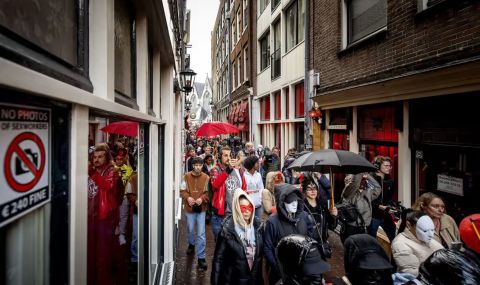 Протест в Амстердам в защита на квартала на червените фенери - 1