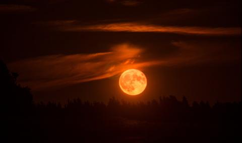 Не е за вярване! Нещо удари кървавата луна (ВИДЕО) - 1