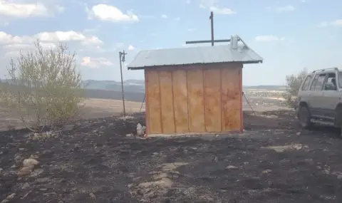 Огнената стихия в Безден пожали кръст и параклис  - 1