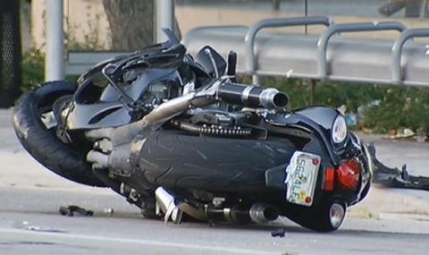 Мотоциклетист загина, врязвайки се в табела - 1