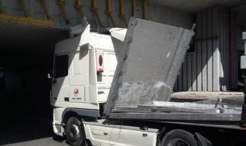 Камион се заклещи под мост в Пловдив - 1