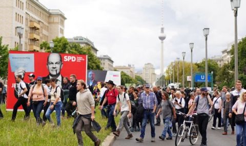Арести на неразрешени протести срещу COVID ваксинирането и мерките в Берлин - 1
