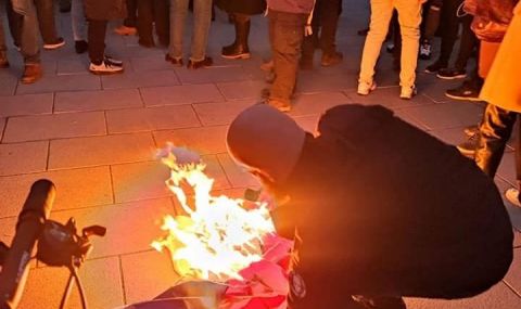 Синът на кмета на Панагюрище е мъжът, който изгори руското знаме на протеста - 1