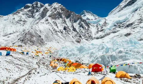 Над 200 туристи евакуирани след снежна буря в района на Еверест - 1