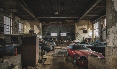 Любопитната история на автомобили, открити в сградата на изоставено училище - 1