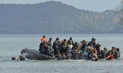 Най-малко 35 мигранти се удавиха след потъването на надуваема лодка - 1