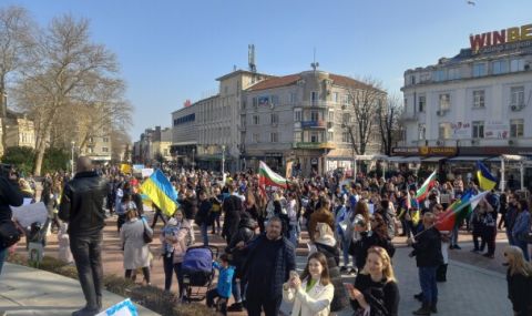 Протест срещу войната в Украйна събра стотици във Варна и Пловдив  - 1