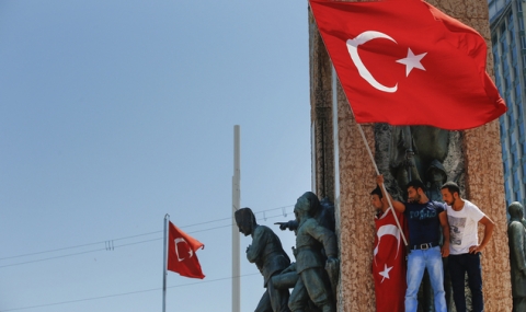 Футболистите на Олимпик (Лион) блокирани в Истанбул - 1