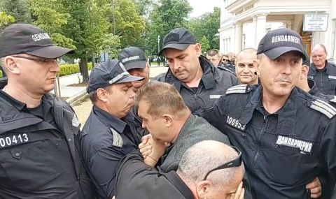 Лидерът на БОЕЦ опита да пробие полицейския кордон пред парламента ВИДЕО - 1