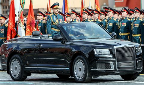 Руският министър на отбраната премина през Червения площад с... кабриолет Aurus - 1