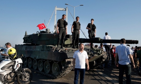 Турски военни кацнаха в Гърция и искат политическо убежище - 1