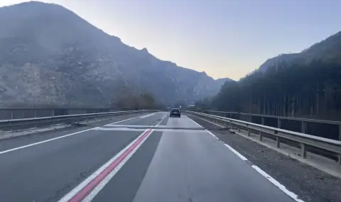 Ремонт затваря едното платно на главния път Е-79 край с. Крупник - 1