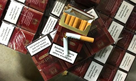 Откриха 1800 кутии цигари в тайник на пътнически микробус - 1
