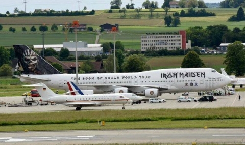 Самолетите на Меркел, Оланд и Iron Maiden – един до друг - 1