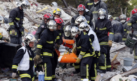 Жилищна сграда рухна в Париж - 1