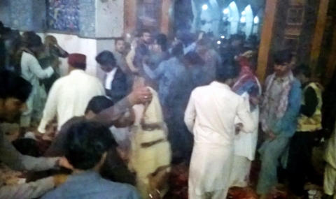 Самоубийствен атентат в суфистки храм взе 72 жертви - 1