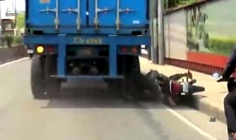 Камион мина през главата на моторист (ВИДЕО) - 1