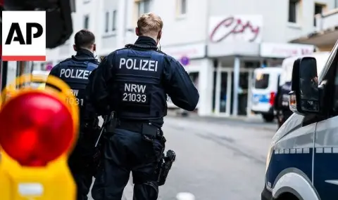 Unknown man fires more than 20 shots at facade of watch store in Germany  - 1