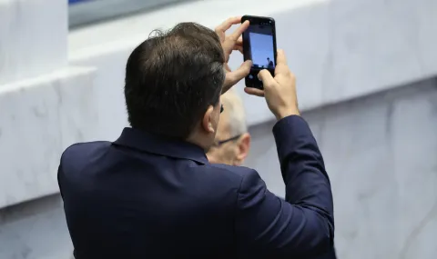 Парламентът отложи извънредното заседание заради липса на кворум