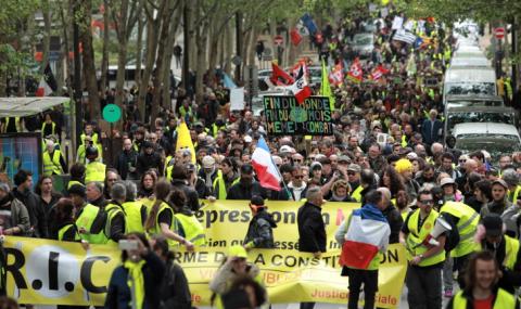 Дъждът не спря протестите на жълтите жилетки в Париж - 1