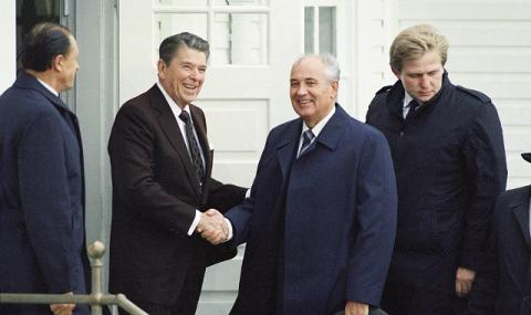 Горбачов: Русия и САЩ се готвят за война - 1