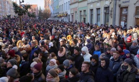 Хиляди изпратиха кмета на Гданск - 1
