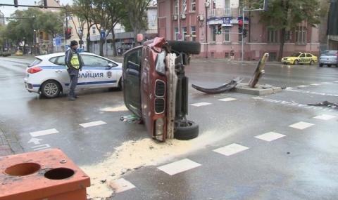 Кола се преобърна във Варна, шофьорът избяга - 1