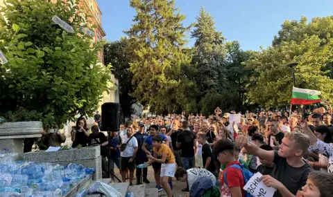 "Довиждане, скоро ще ви идваме на свиждане". Плевенчани отново на протест заради продължаващото безводие - 1