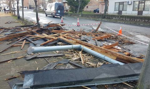 Бурята отнесе дървета, покриви и огради в Пловдивско - 1