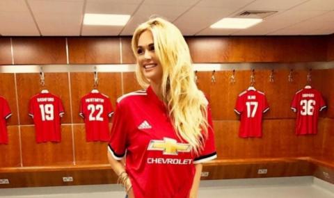 Секси блондинка надъхала Манчестър Юнайтед за ударния старт на сезона (СНИМКИ) - 1