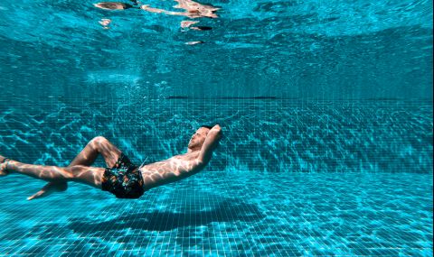 Басейн засмука двама мъже по време на парти (ВИДЕО) - 1