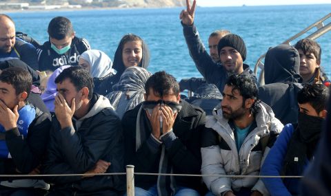 Спасиха 30 мигранти край остров Крит - 1