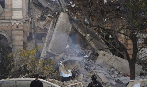Отломка от свален дрон е повредила сгради в Киев - 1