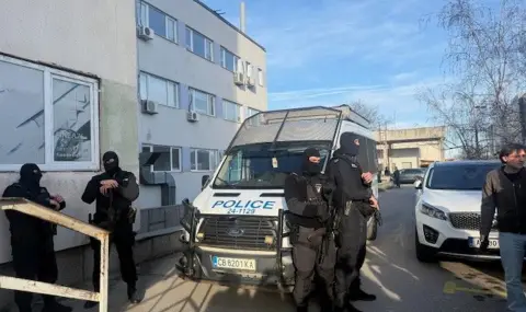 Полицията разкри нелегална база за производство и разпространение на анаболни стероиди (СНИМКИ)