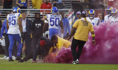 Екоактивист се сблъска буквално с гнева на американски футболист по време на мач от NFL (ВИДЕО) - 1