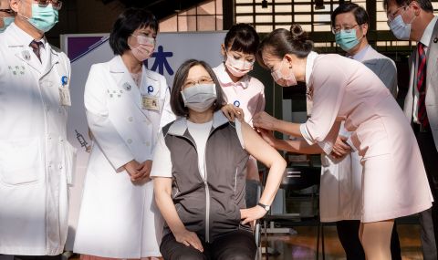 Тайванският президент се ваксинира с местна ваксина - 1